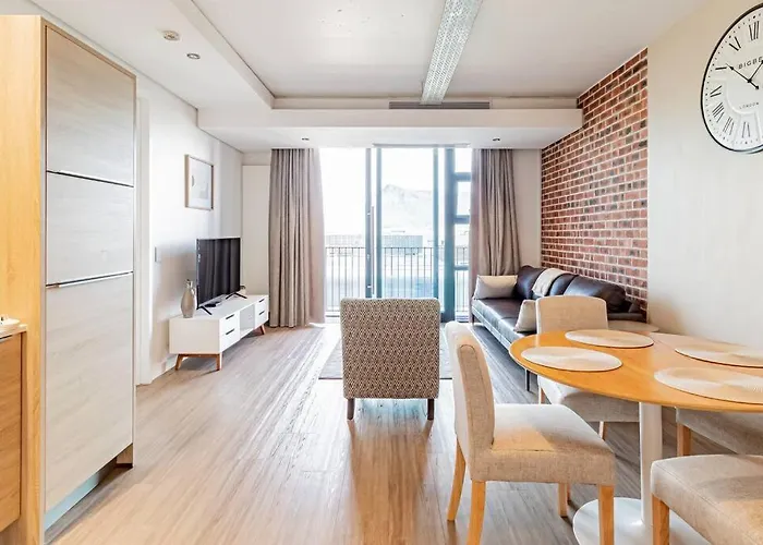 1 Bed Flat With Mountain View
