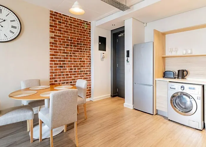 1 Bed Flat With Mountain View